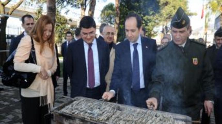 Hopa Meslek Y&uuml;ksekokulu'nda hamsi ş&ouml;leni duzenlendi