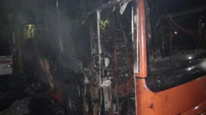 &Uuml;&ccedil; otob&uuml;s k&uuml;l oldu