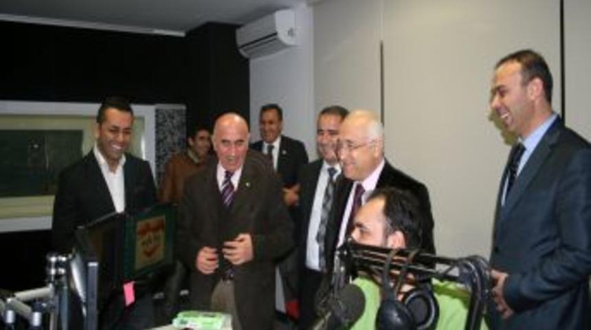 Anayasa &ccedil;alışmalarından bunalan &Ccedil;i&ccedil;ek, M&uuml;sl&uuml;m G&uuml;rses dinleyerek rahatlıyormuş