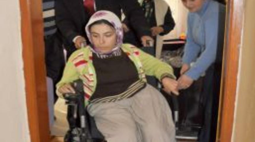 Manavgat Belediyesi, y&uuml;r&uuml;me engelli kıza ak&uuml;l&uuml; engelli arabası hediye etti