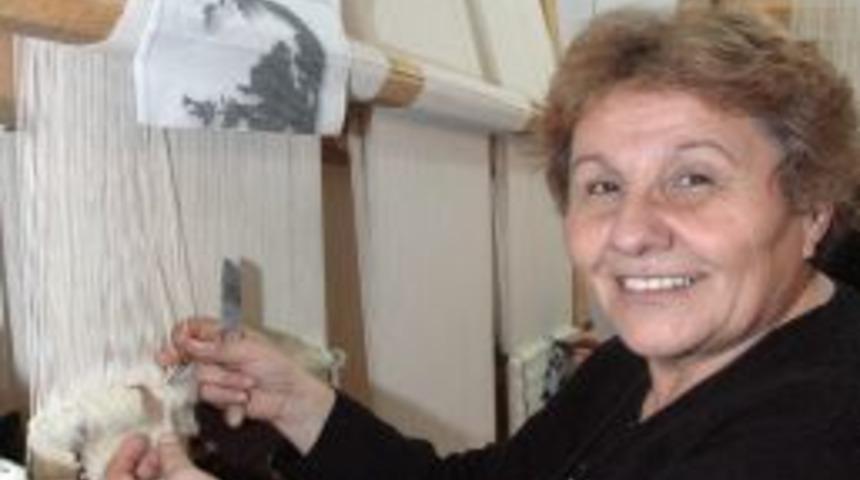 Ev hanımları, can sıkıntılarını halı dokuyarak atıyor