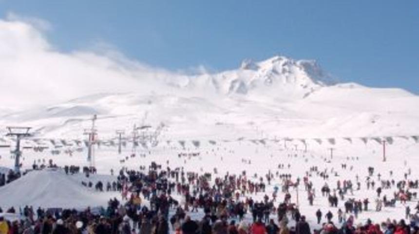 Erciyes Kayak Merkezi&rsquo;nde yılbaşı yoğunluğu yaşanıyor