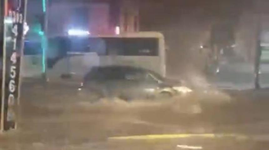 Kocaeli'de sağanak etkisini s&uuml;rd&uuml;r&uuml;yor: Cadde ve sokaklar g&ouml;le d&ouml;nd&uuml;