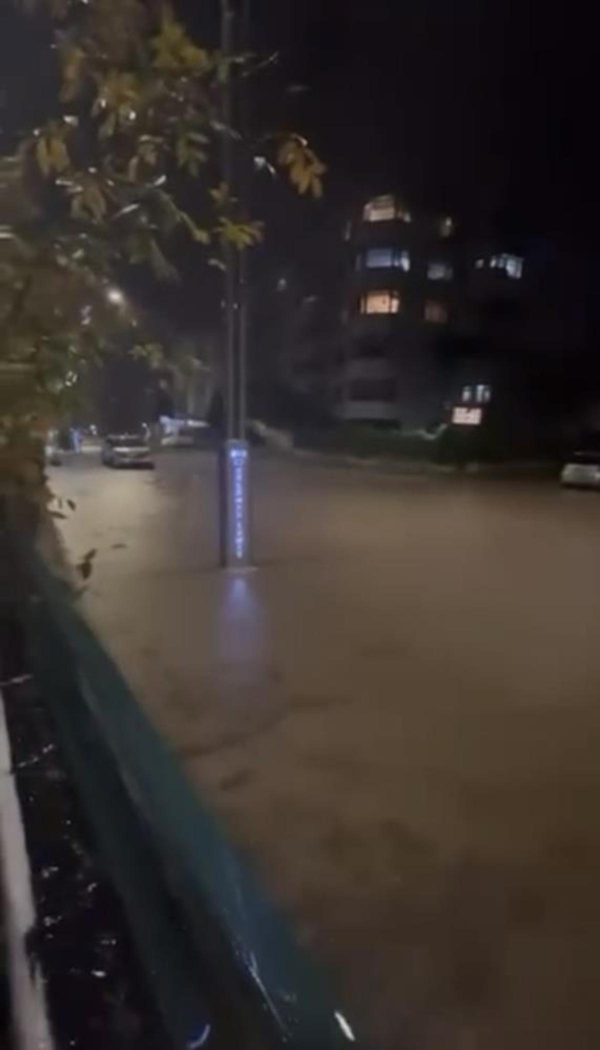 Kocaeli de sağanak etkisini s&uuml;rd&uuml;r&uuml;yor: Cadde ve sokaklar g&ouml;le d&ouml;nd&uuml; 1