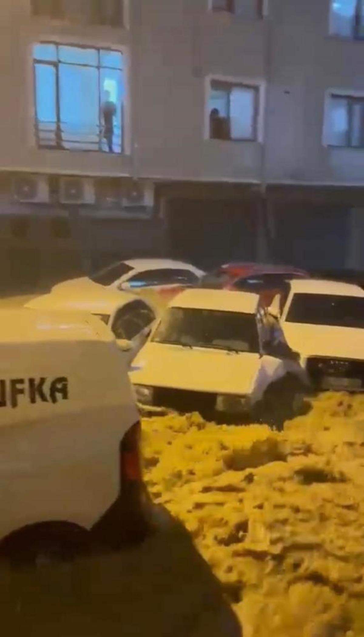 Sakarya da sağanak: Ara&ccedil;lar suda s&uuml;r&uuml;klenerek &ccedil;arpıştı 2