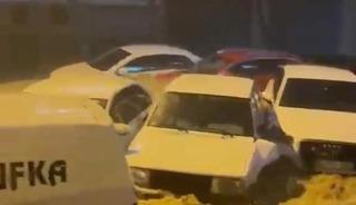 Sakarya'da sağanak: Ara&ccedil;lar suda s&uuml;r&uuml;klenerek &ccedil;arpıştı