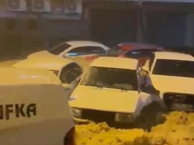 Sakarya'da sağanak: Ara&ccedil;lar suda s&uuml;r&uuml;klenerek &ccedil;arpıştı