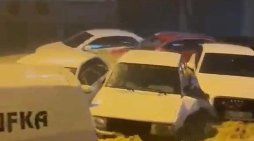Sakarya'da sağanak: Ara&ccedil;lar suda s&uuml;r&uuml;klenerek &ccedil;arpıştı