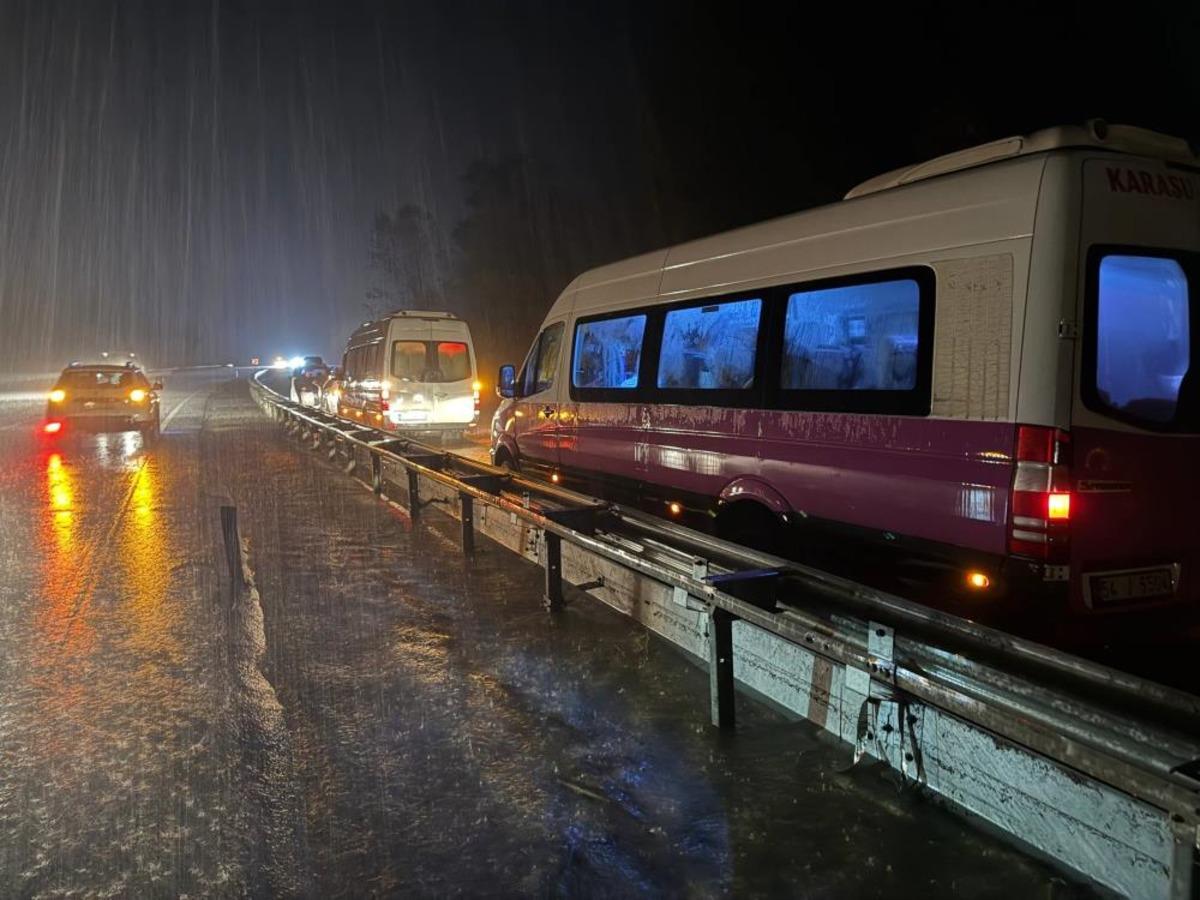 Sakarya da sağanak: Ara&ccedil;lar suda s&uuml;r&uuml;klenerek &ccedil;arpıştı 1