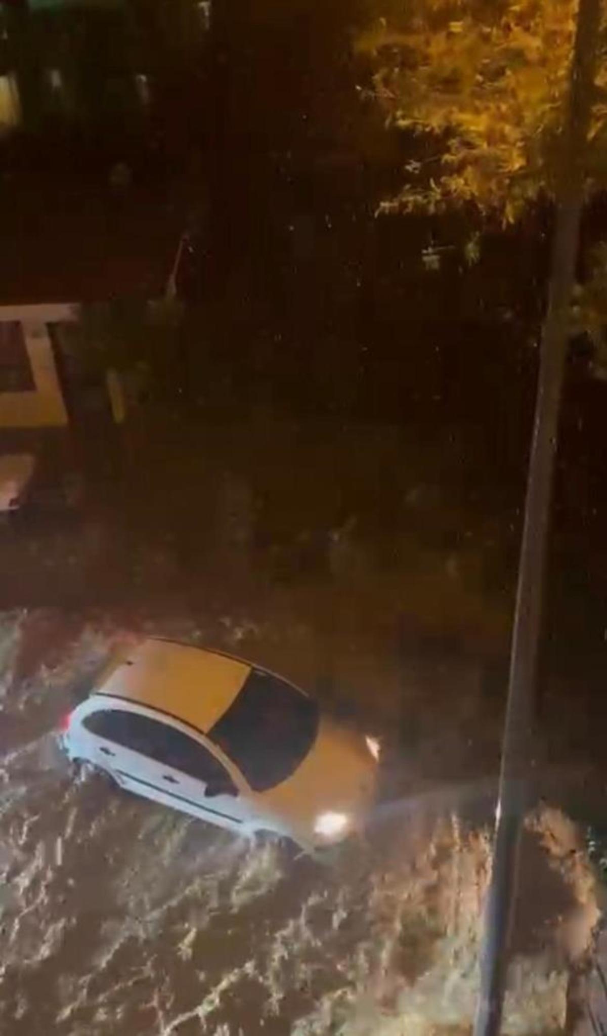 Sakarya da sağanak: Ara&ccedil;lar suda s&uuml;r&uuml;klenerek &ccedil;arpıştı 3