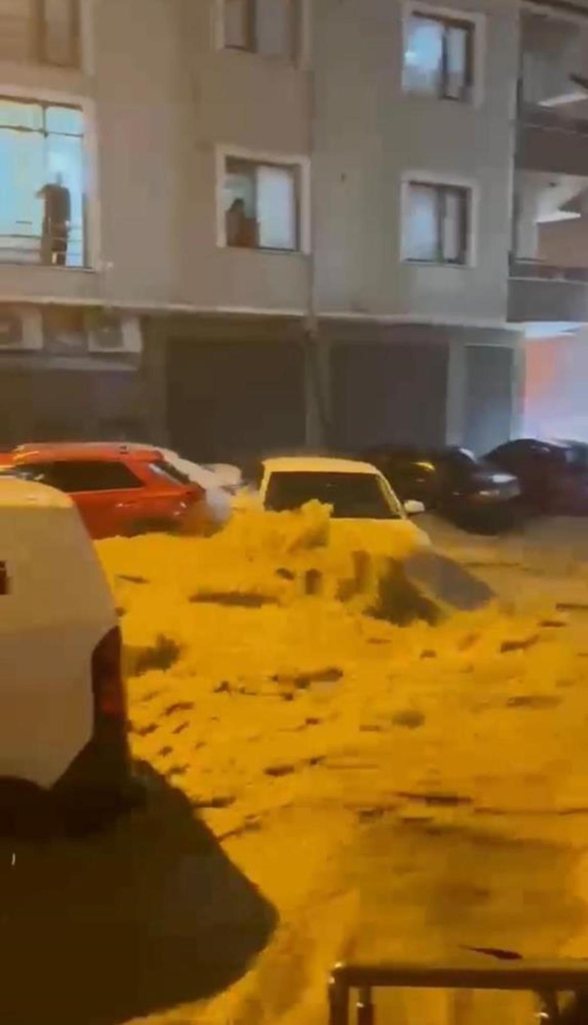 Sakarya da sağanak: Ara&ccedil;lar suda s&uuml;r&uuml;klenerek &ccedil;arpıştı 4