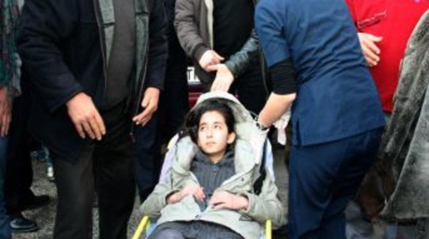 Y&uuml;k treninin &ccedil;arptığı lise &ouml;ğrencisi yaralandı