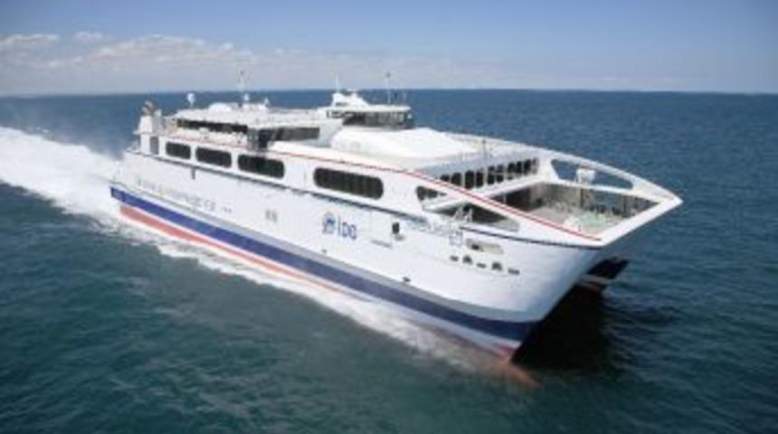 Feribota &ccedil;arpan y&uuml;k gemisi uyarılara rağmen rotasını değiştirmemiş