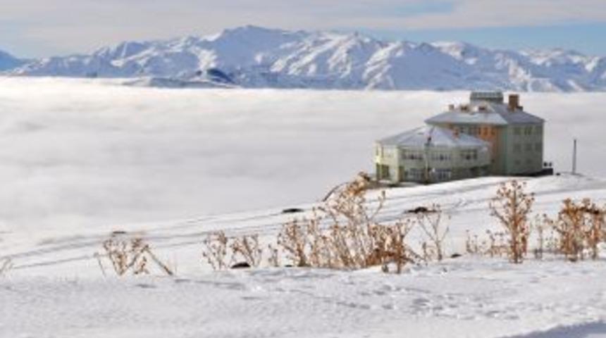 Nemrut Krater G&ouml;l&uuml; her mevsim ayrı g&uuml;zelliğe b&uuml;r&uuml;n&uuml;yor