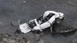 Otomobil uçurumdan yuvarlandı; 2 ölü