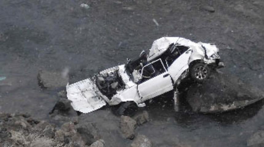 Otomobil uçurumdan yuvarlandı; 2 ölü