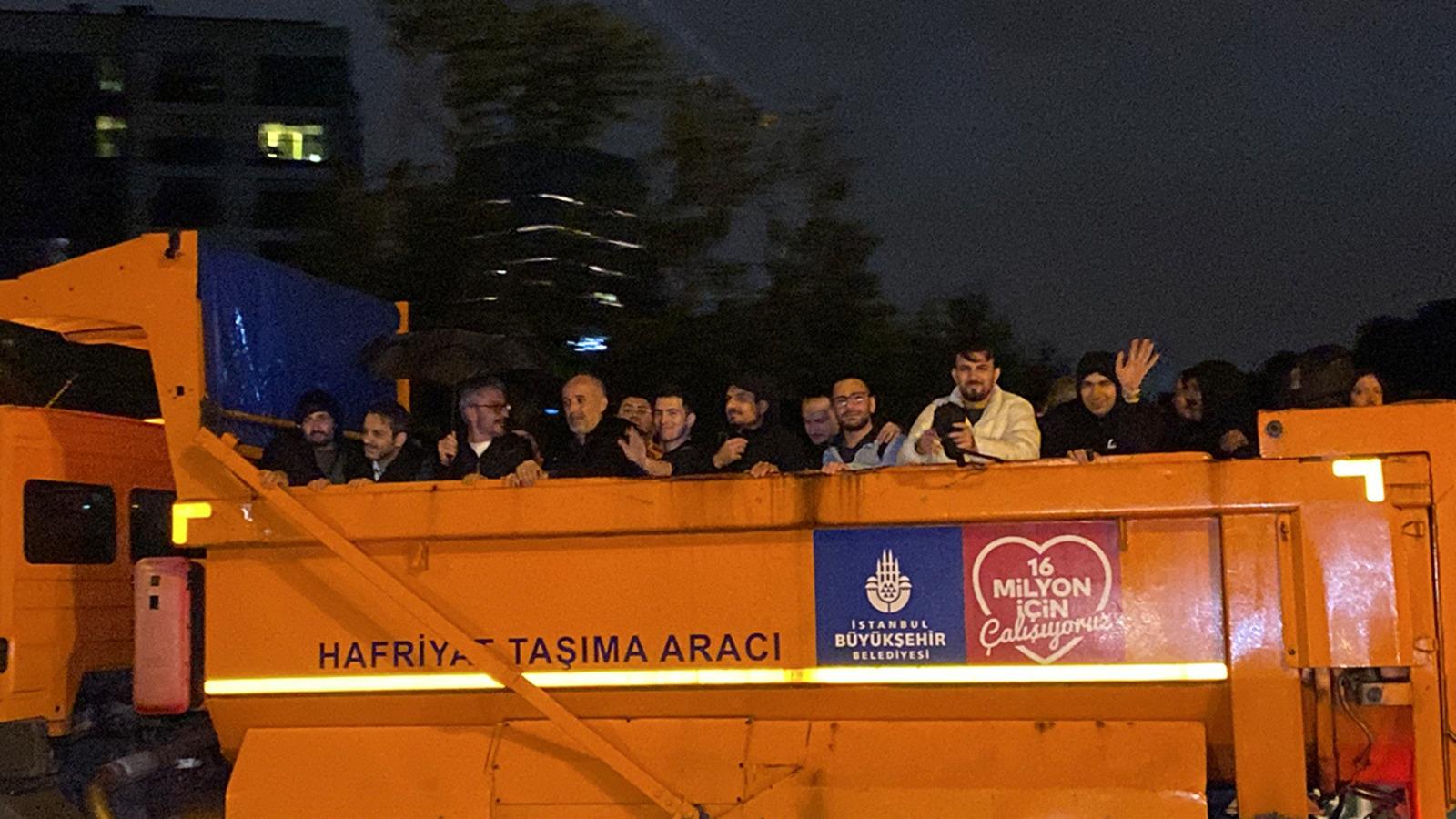 İstanbul’da sel sırasında 200'den fazla kişi kamyonla kurtarıldı