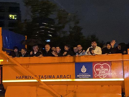 200'den fazla kişi aynı caddede mahsur kaldı! Kamyonla kurtarıldılar