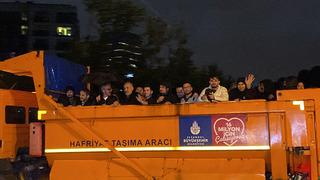 200'den fazla kişi aynı caddede mahsur kaldı! Kamyonla kurtarıldılar