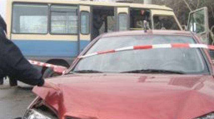 Hatlı minib&uuml;s bariyerlere saplandı, 4 kişi yaralandı