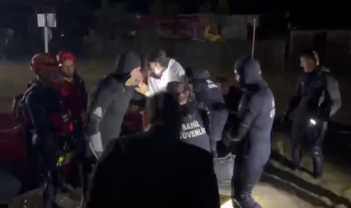 Murat Boz ve Demet Özdemir, mahsur kaldığı stüdyodan kurtarıldı! Sahil Güvenlik botlarla geldi 2