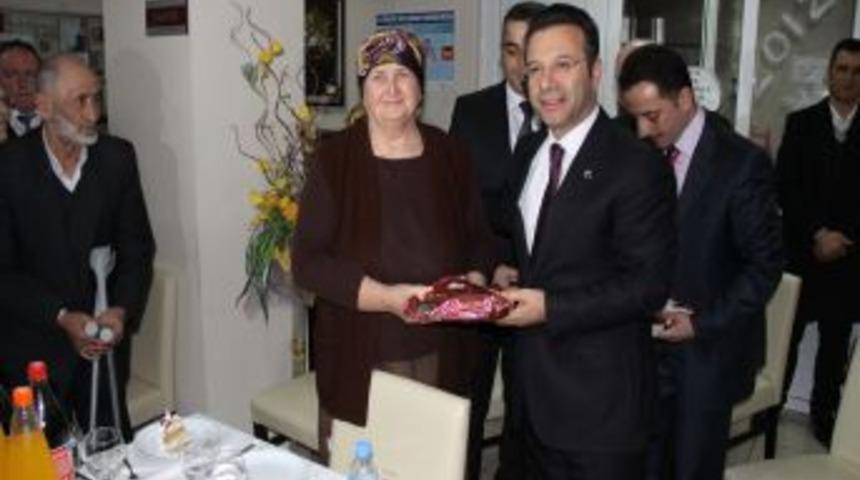 Vali Aksoy, yeni yıl kutlamasında yaşlıları ve yuvada kalan &ccedil;ocukları unutmadı