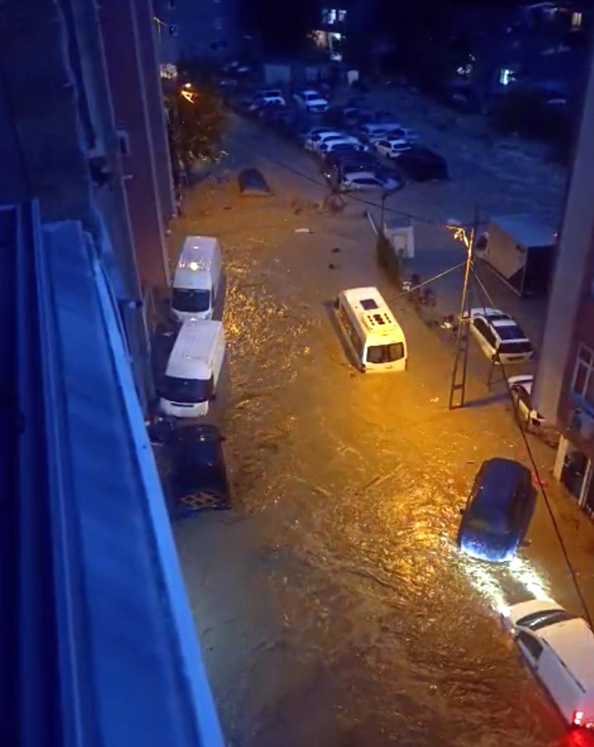 41 yıldır b&ouml;ylesi g&ouml;r&uuml;lmemişti! İstanbul afeti yaşadı: Acı haberler geldi 1