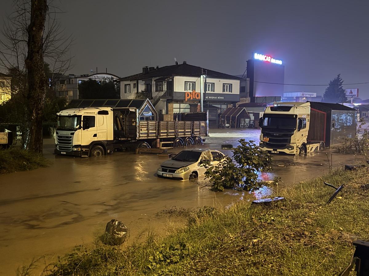 41 yıldır b&ouml;ylesi g&ouml;r&uuml;lmemişti! İstanbul afeti yaşadı: Acı haberler geldi 4