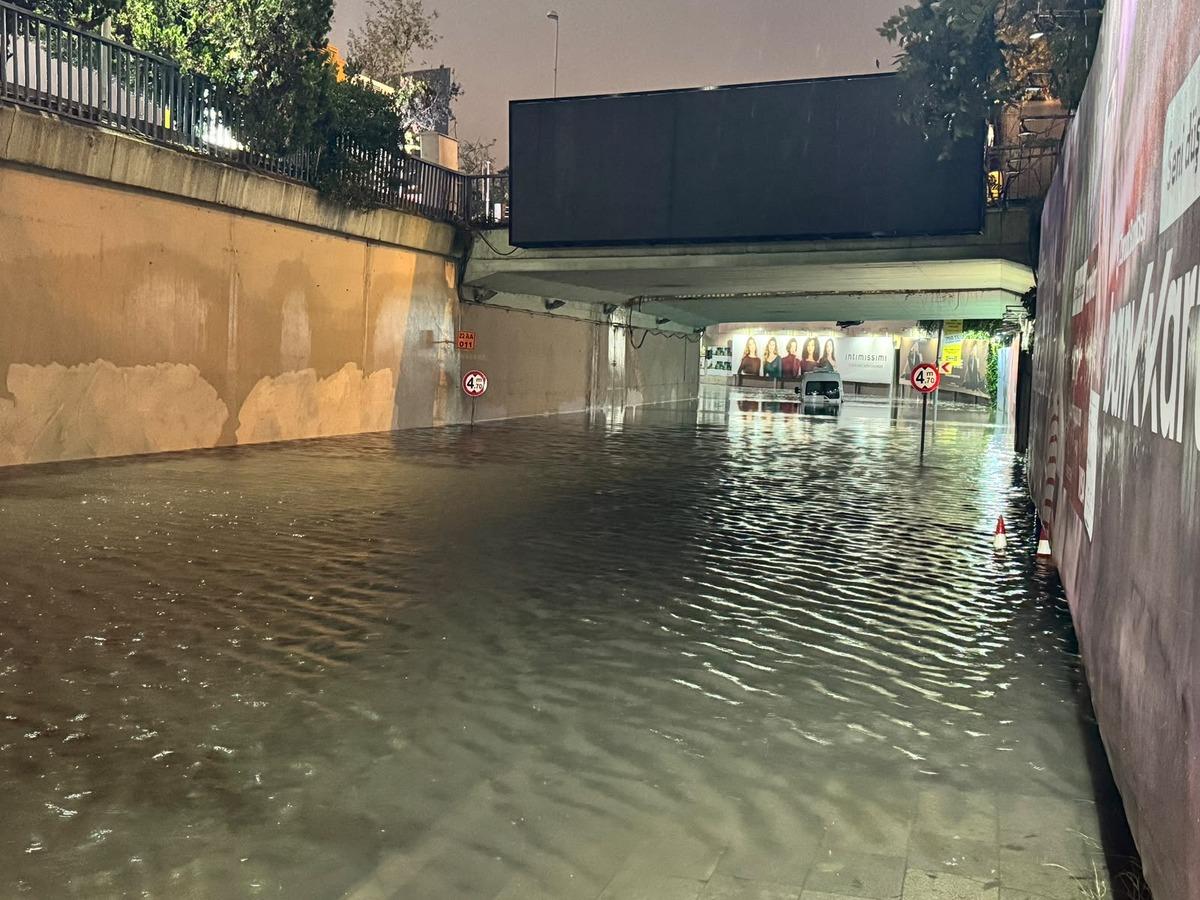 41 yıldır b&ouml;ylesi g&ouml;r&uuml;lmemişti! İstanbul afeti yaşadı: Acı haberler geldi 5