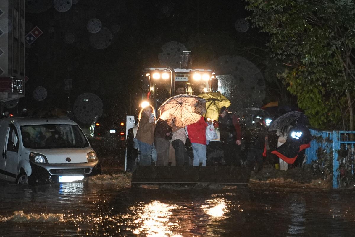 41 yıldır b&ouml;ylesi g&ouml;r&uuml;lmemişti! İstanbul afeti yaşadı: Acı haberler geldi 6