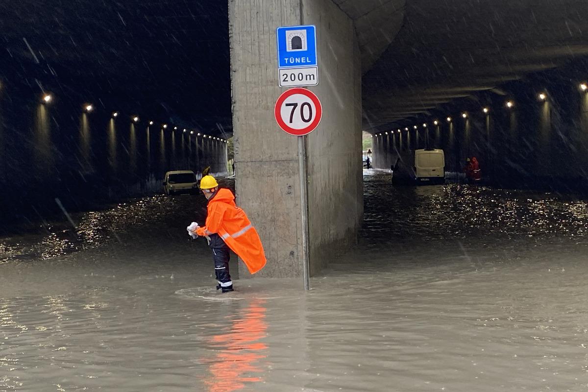 41 yıldır b&ouml;ylesi g&ouml;r&uuml;lmemişti! İstanbul afeti yaşadı: Acı haberler geldi 13