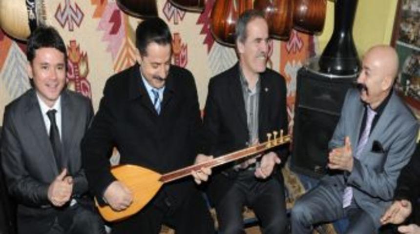 Bakan &Ccedil;elik, saz &ccedil;alıp t&uuml;rk&uuml;lere eşlik etti