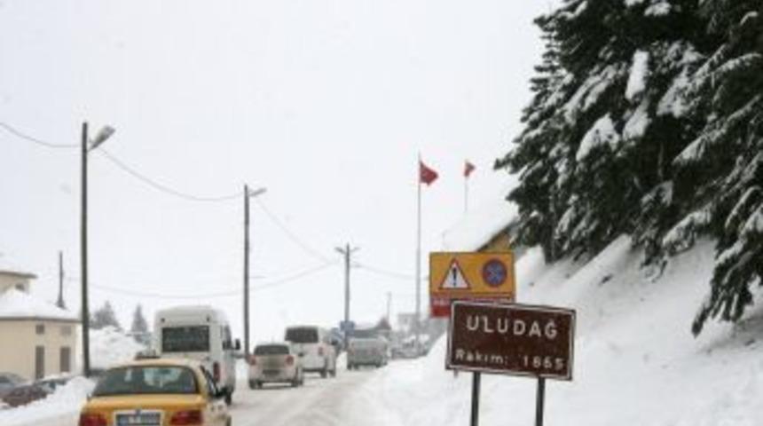 Kar ve kayak tutkunları yılbaşı tatili i&ccedil;in Uludağ&rsquo;a akın etti