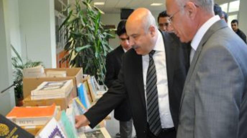 Lisenin k&uuml;t&uuml;phanesini d&uuml;zenleyen &ouml;ğrenciler &uuml;niversiteye 200 kitap kazandırdı