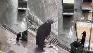 İstanbul'daki selde kameralara yansıdı, sosyal medyada g&uuml;ndem oldu! Bastonuyla mazgalları tek tek a&ccedil;tı