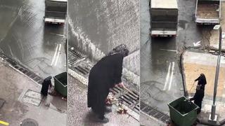 İstanbul'da selde gündem olan teyze! Bastonunu aldı mazgalları tek tek açtı
