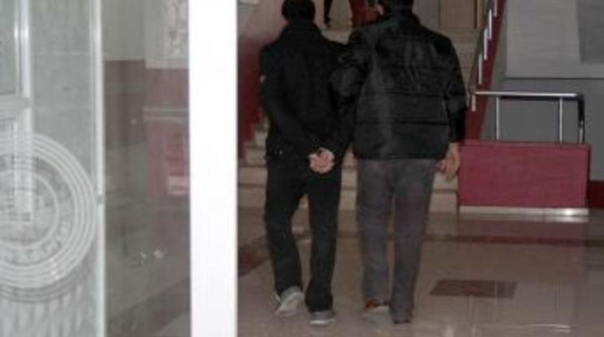 &Uuml;zerindeki el bombalarıyla internet kafeye girerken yakalandı