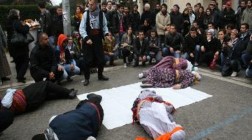 İzmir'de 35 kişinin &ouml;l&uuml;m&uuml; tiyatro g&ouml;sterisiyle protesto edildi