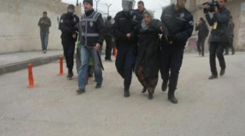 Şanlıurfa'da gerginlik:Yaklaşık 50 g&ouml;zaltı