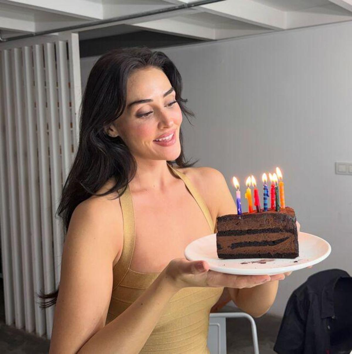 Esra Bilgiç yeni yaşını kutladı! Doğum günü pozlarına beğeni yağdı 1