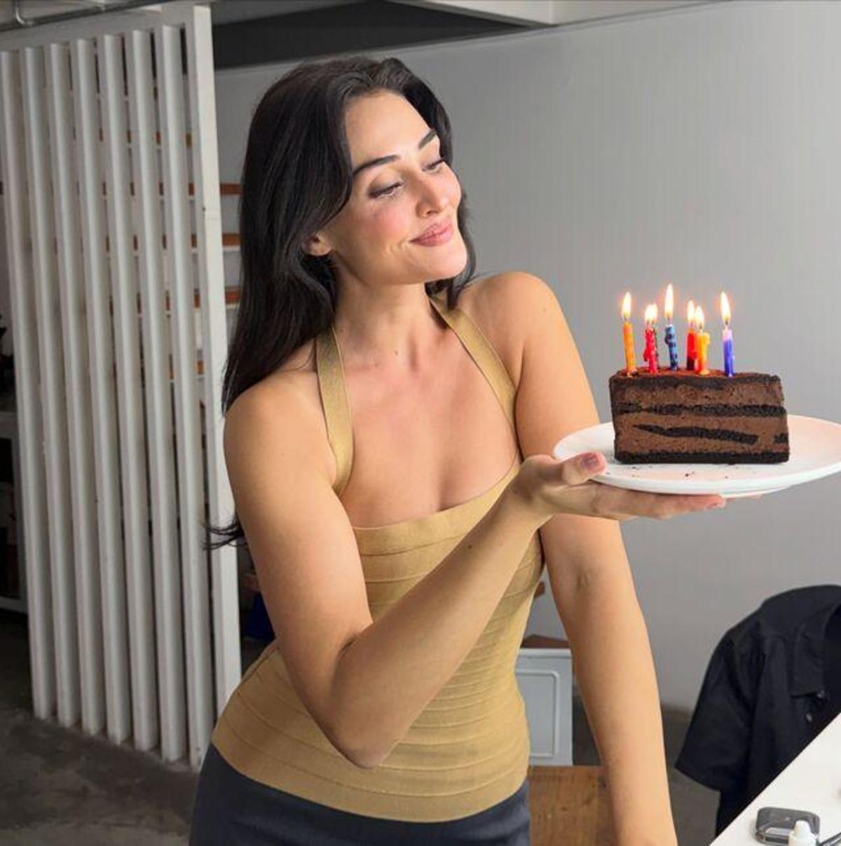 Esra Bilgiç yeni yaşını kutladı! Doğum günü pozlarına beğeni yağdı 2