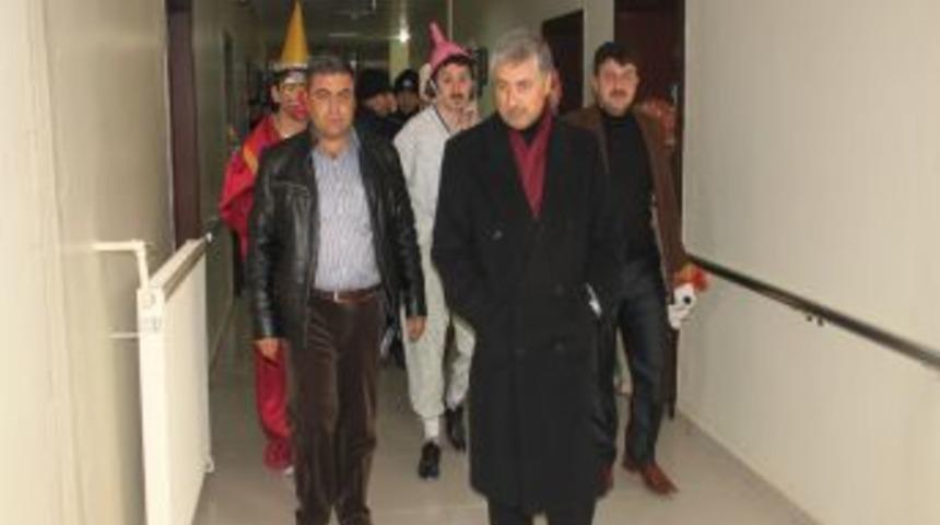 Belediye Başkanı Pınarbaşı, hastanede yatan &ccedil;ocukları sevindirdi