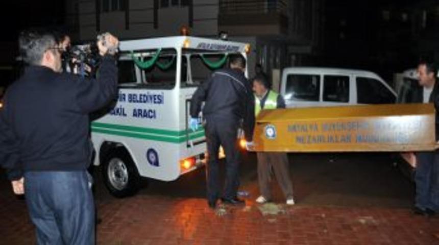 Eşi tarafından bı&ccedil;aklanan kadın hayatını kaybetti