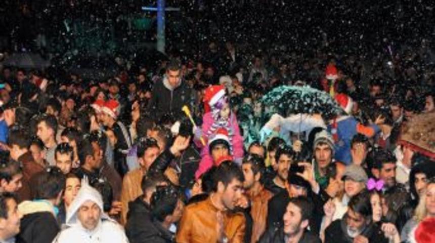 Antalya yeni yıla k&ouml;p&uuml;k ve havai fişek altında girdi