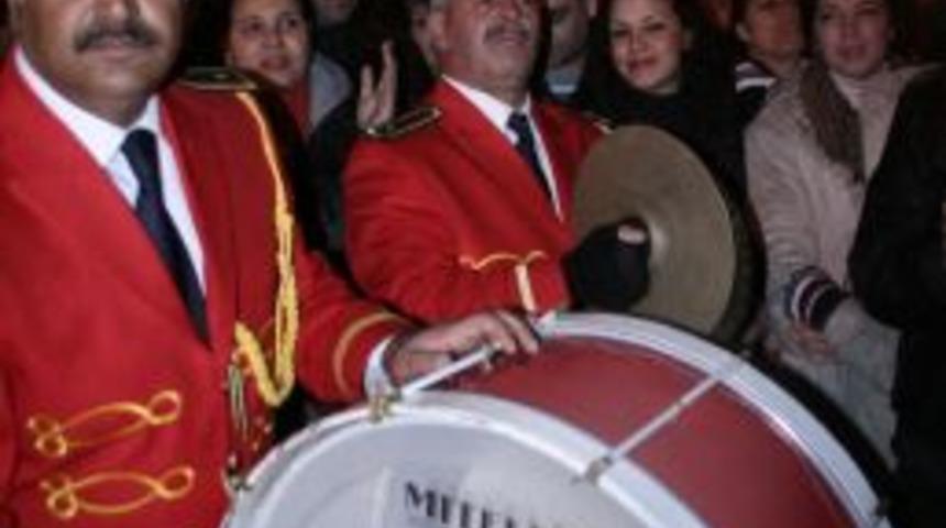 Adanalılar yeni yıla bando takımının &ccedil;aldığı 10. Yıl Marşı'yla girdi