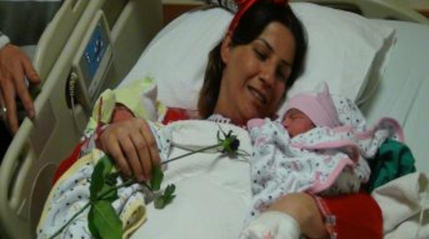 00.01&rsquo;de d&uuml;nyaya gelen kız bebekler, 8 yıllık hasreti sona erdirdi