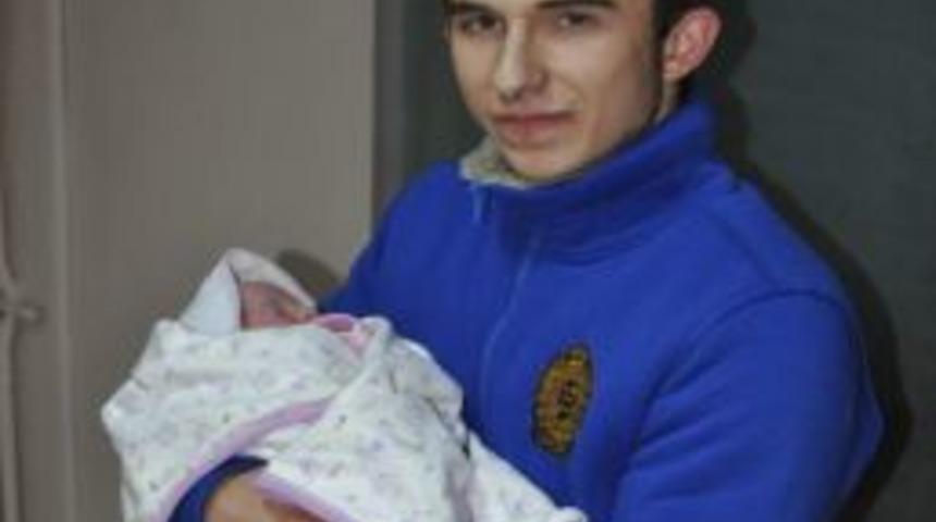 18 yaşında baba oldu