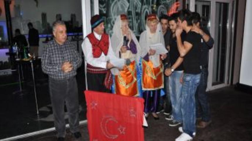 Fethiye&rsquo;deki İngilizler yeni yıla Van t&uuml;rk&uuml;leriyle girdi