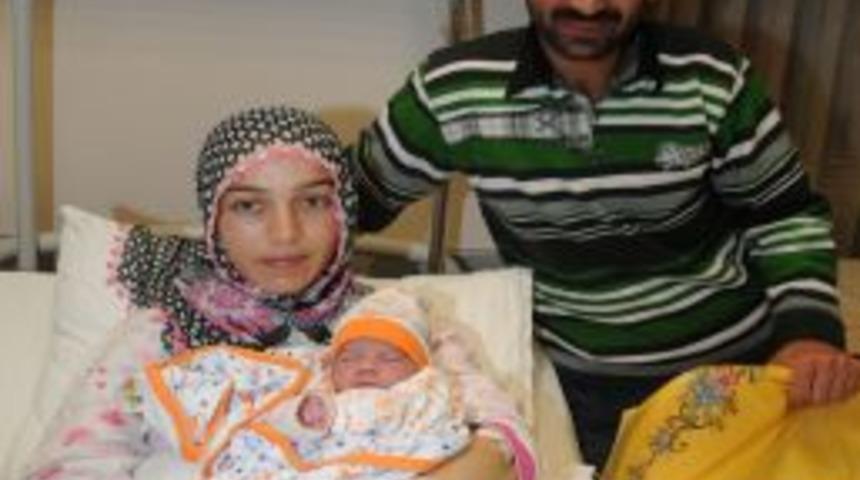 İzmir'de 2012'nin ilk bebeği Yahya oldu