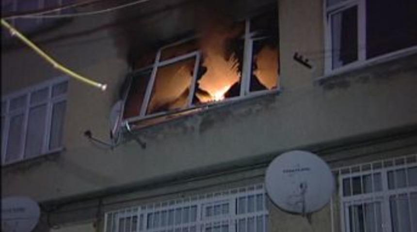 Eşiyle kavga ettikten sonra evini yaktığı &ouml;ne s&uuml;r&uuml;ld&uuml;